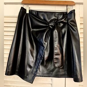MINT COND ANTHROPOLOGIE BAILEY 44 VEGAN LEATHER BLK WRAP MINI-SKIRT SIZE MEDIUM